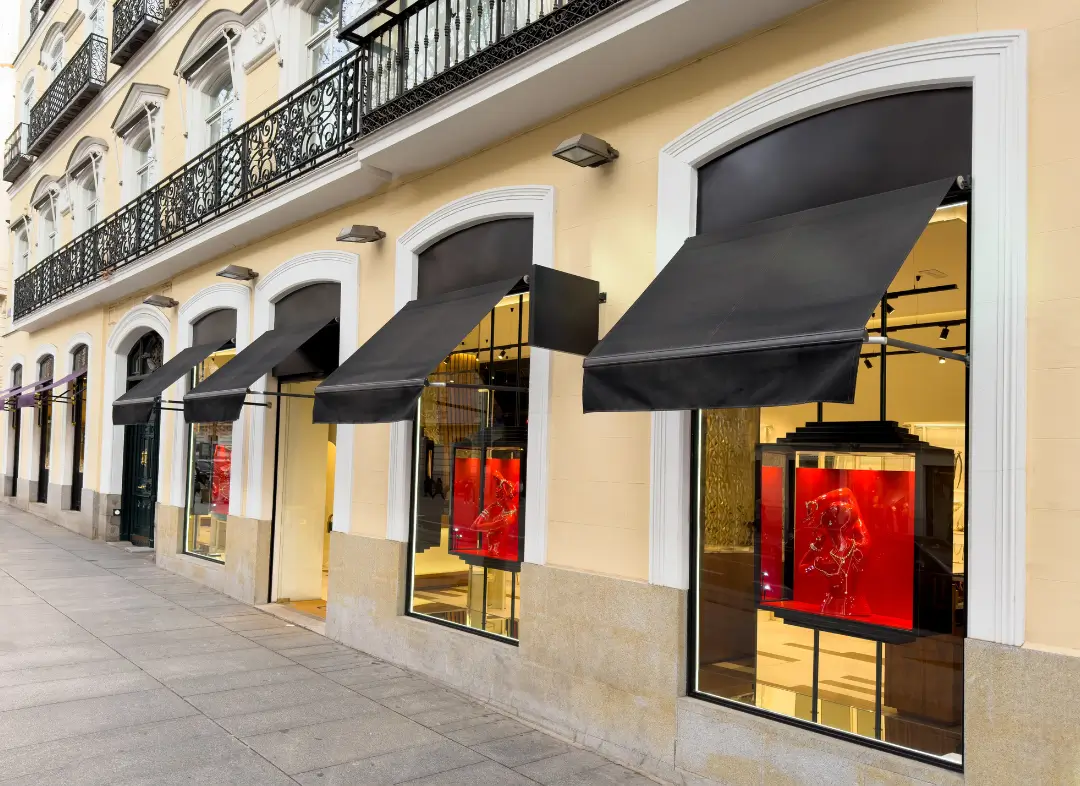 Façade vitrine de magasin en aluminium sur mesure à Cabris
